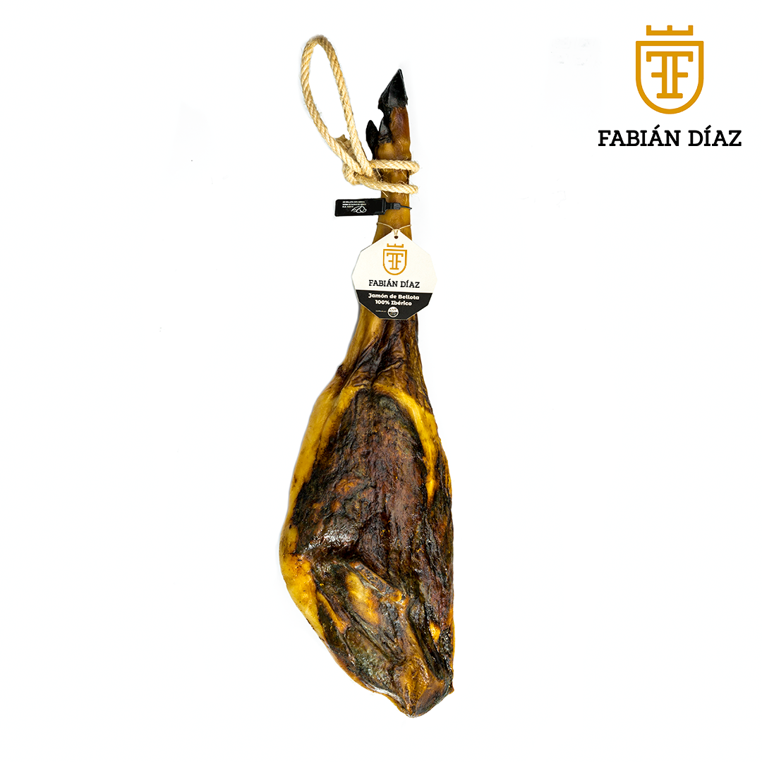 Se muestra un jamón ibérico con su etiqueta negra.