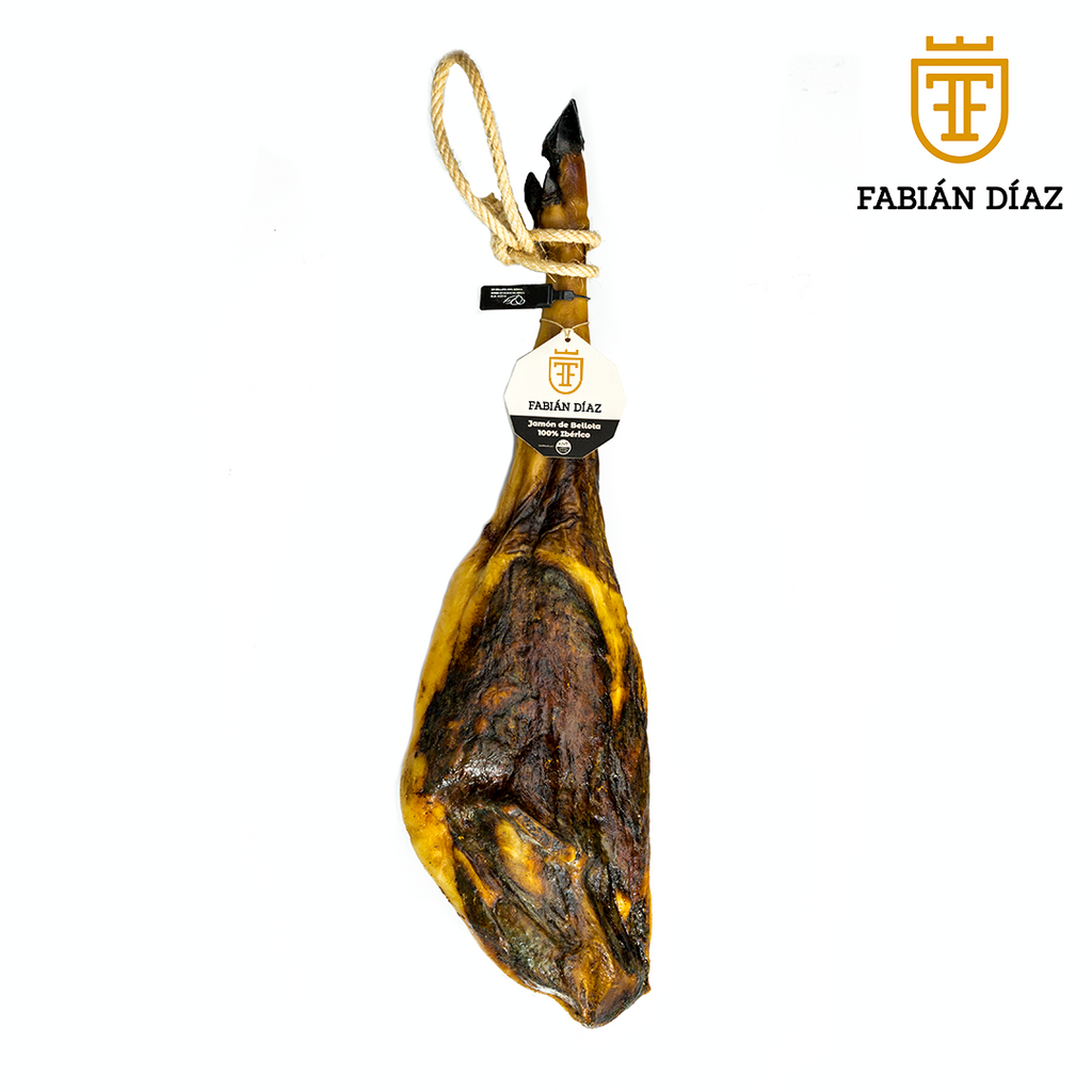 Se muestra un jamón ibérico con su etiqueta negra.