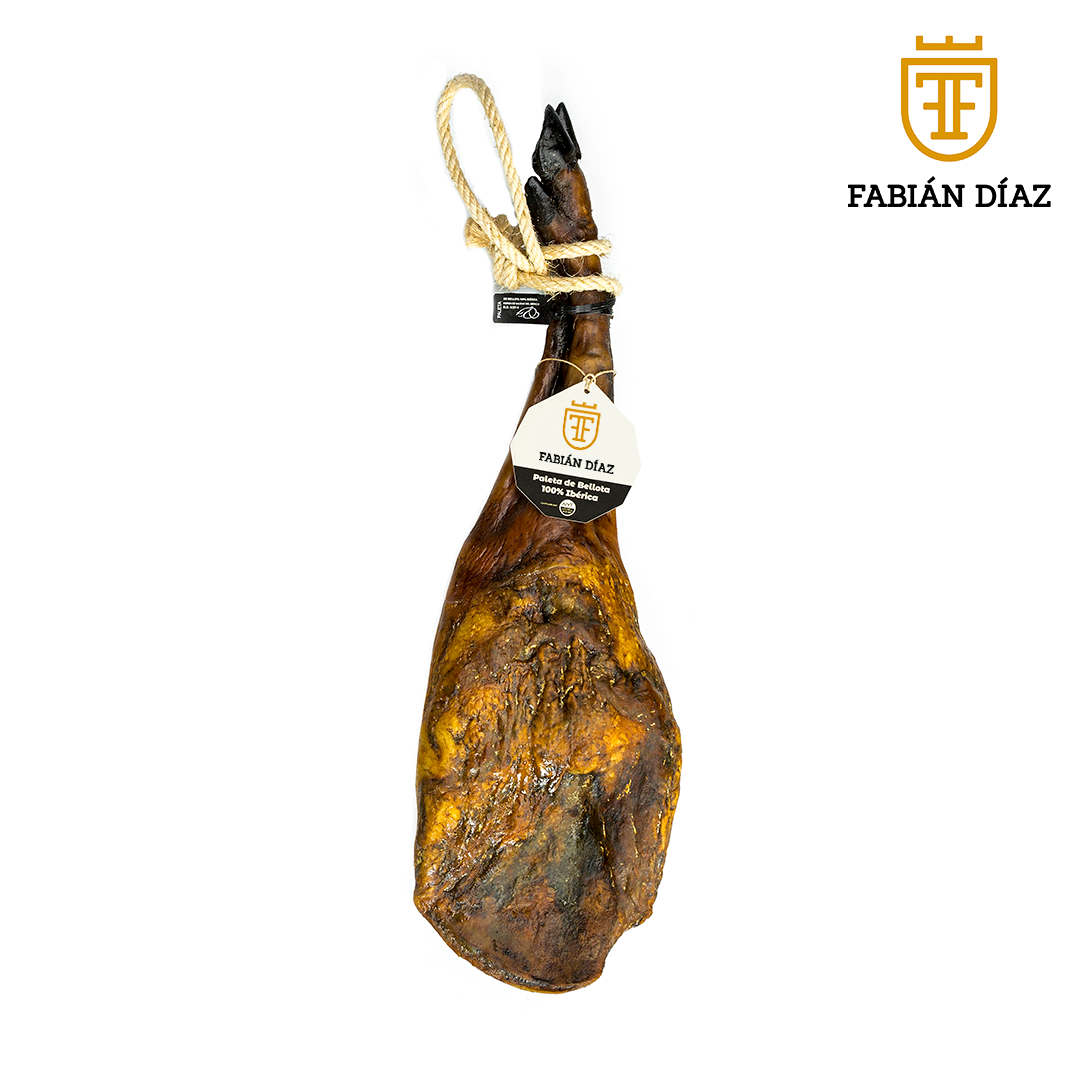 Se muestra una paleta ibérica entera con su etiqueta negra.