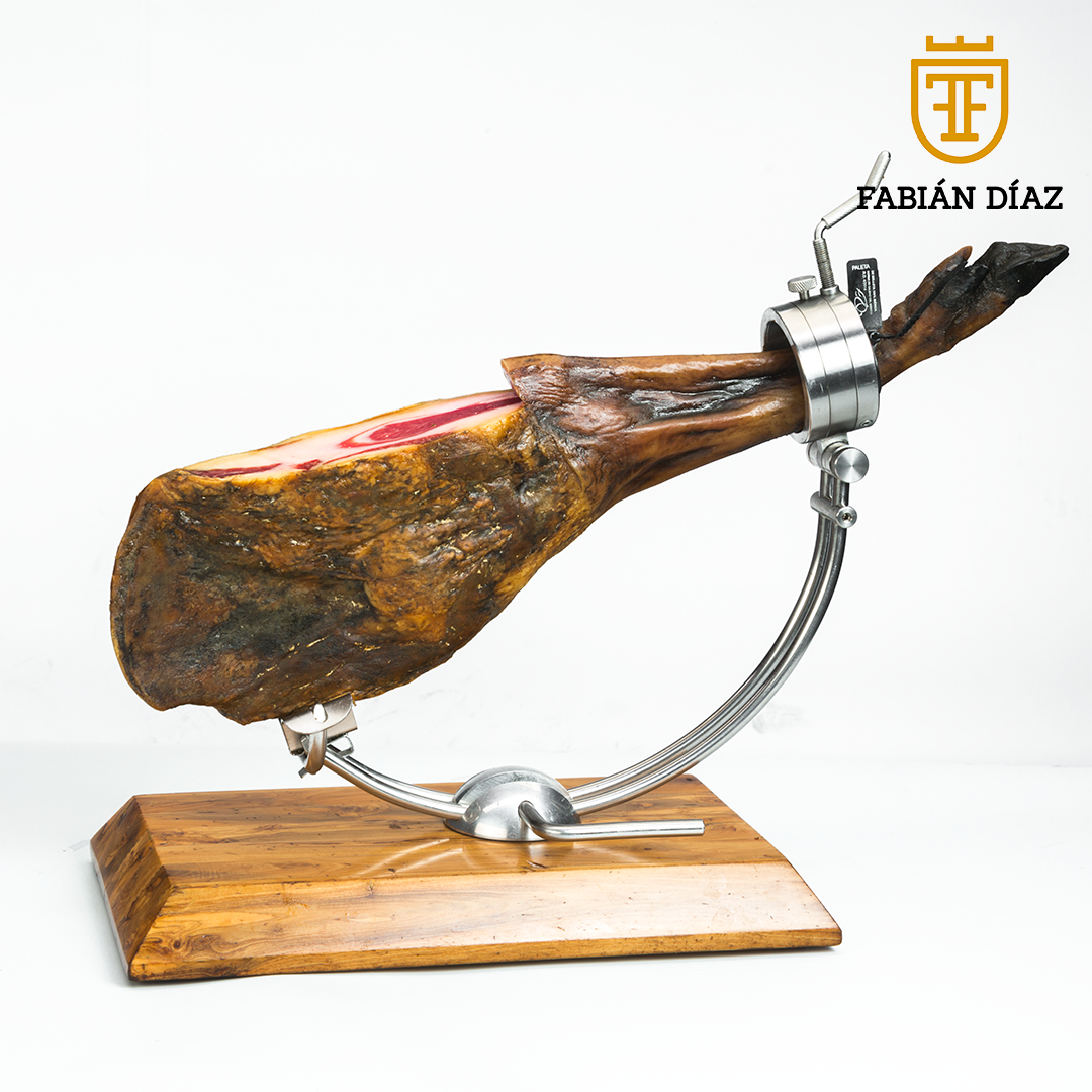 Se muestra una paleta sobre un cortador y cortada, apreciándose la carne y la grasa de la paleta.