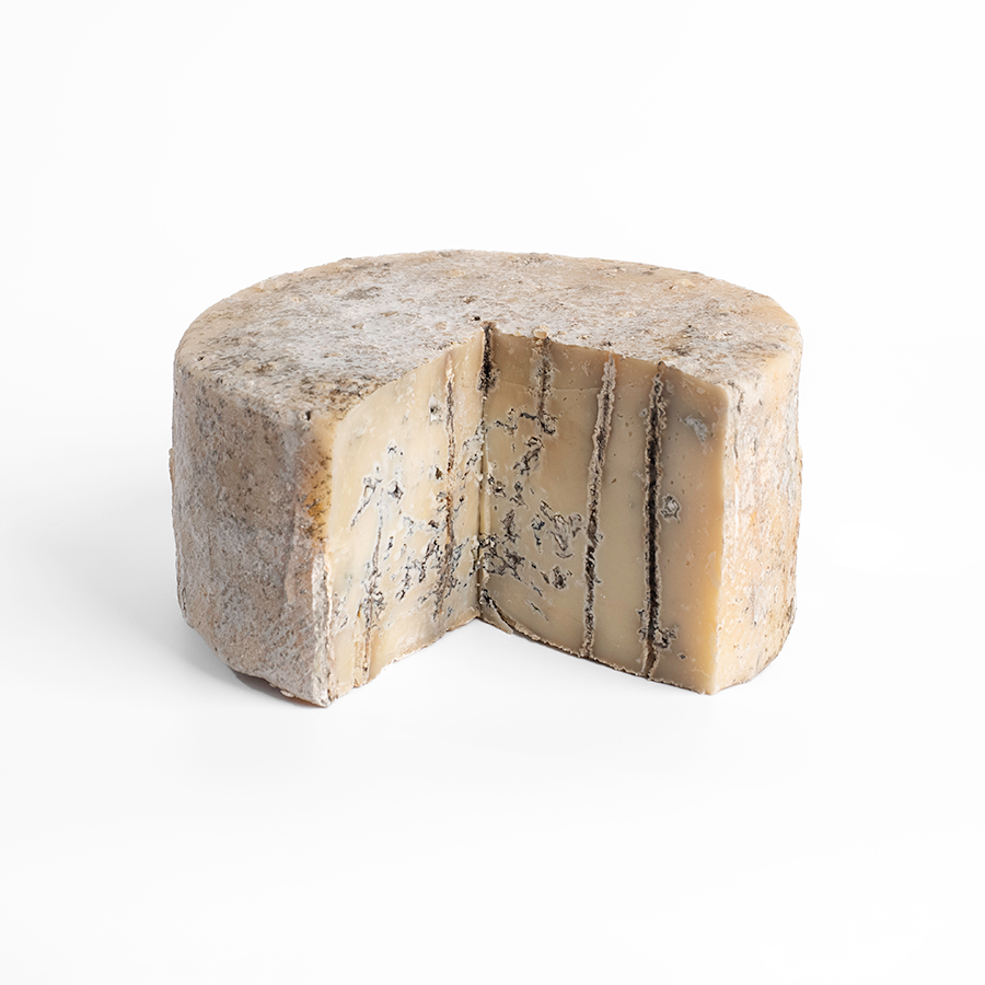 Se muestra un queso azul con grandes vetas en su interior.