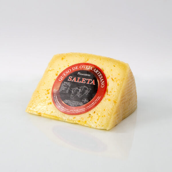 Queso Curado Macerado con Pimentón