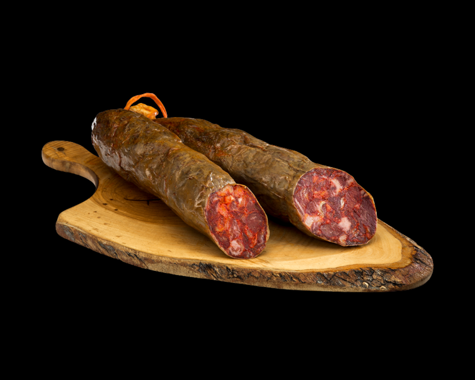 Se muestran dos chorizos cular ibéricos de bellota cortados sobre una tabla de madera.
