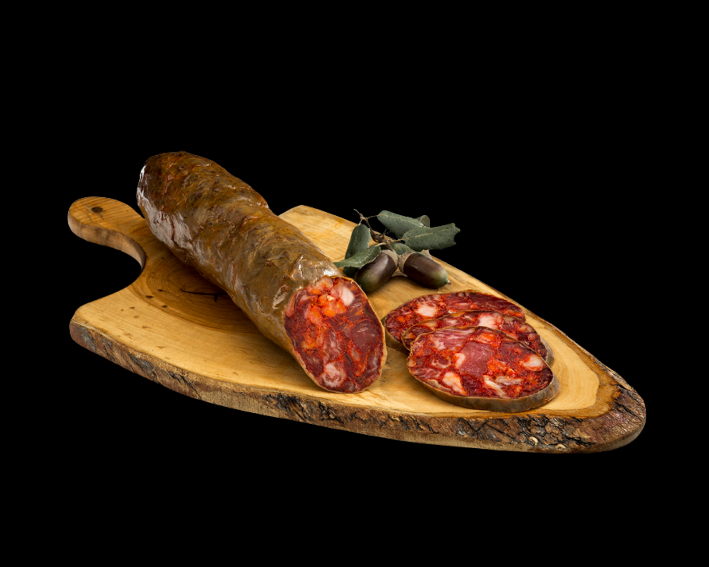 Se muestra un chorizo iberico de bellota cortado sobre una tablade madera.