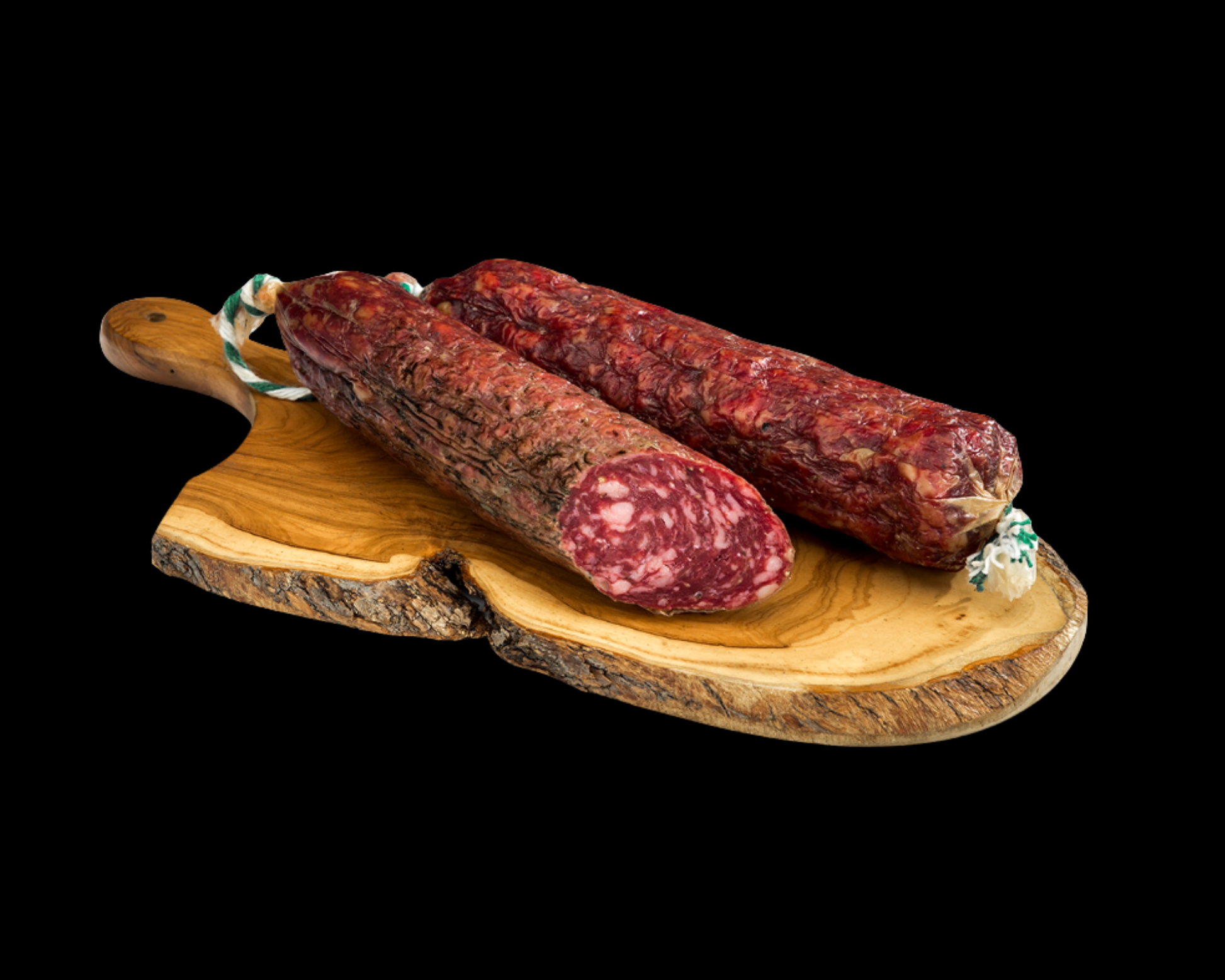 Se muestran dos unidades de salchichón ibérico cular. Uno de ellos está cortado y se ve su apariencia.