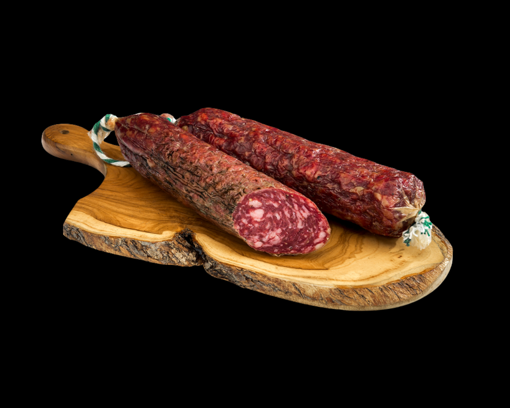 Se muestran dos unidades de salchichón ibérico cular. Uno de ellos está cortado y se ve su apariencia.