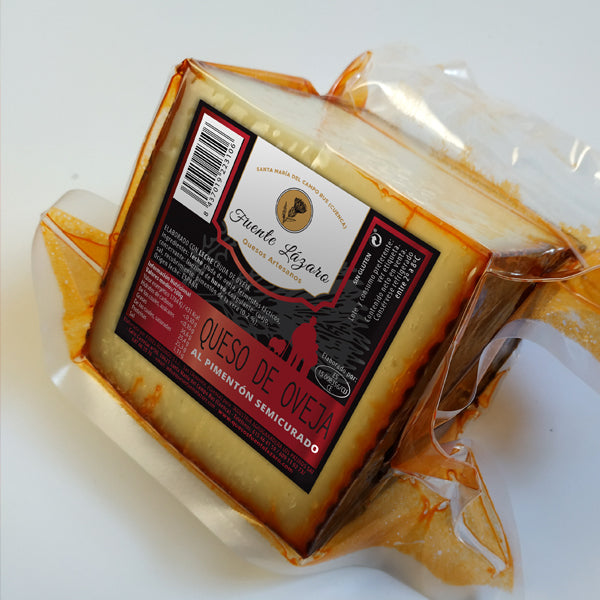 Cuña de queso envasado al vacío sobre fondo blanco.