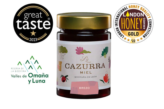 Se muestra un bote de miel de brezo con las etiquetas de los distintos premios que ha recibido.