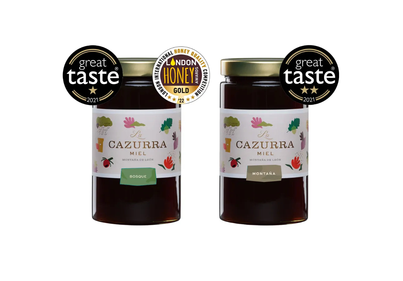 Se muestran dos botes de miel, una de montaña y otra de bosque con sus respectivas etiquetas y premios obtenidos.
