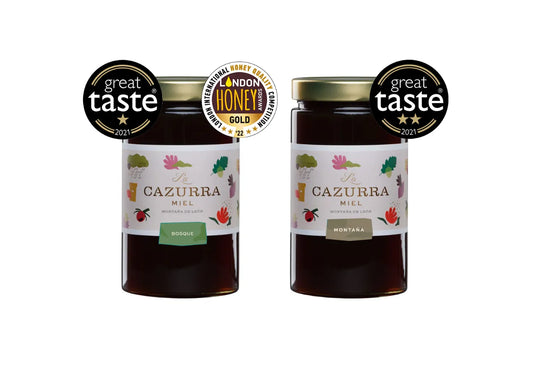 Se muestran dos botes de miel, una de montaña y otra de bosque con sus respectivas etiquetas y premios obtenidos.