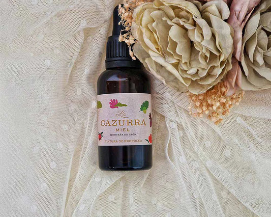 Se muestra un bote de tintura de propóleos
