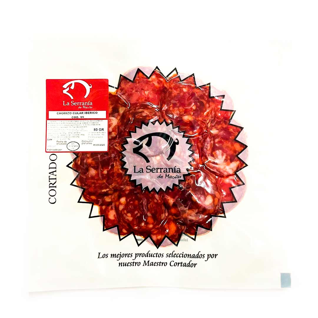 Se muestra un sobre de chorizo ibérico cortado y envasado al vacío.