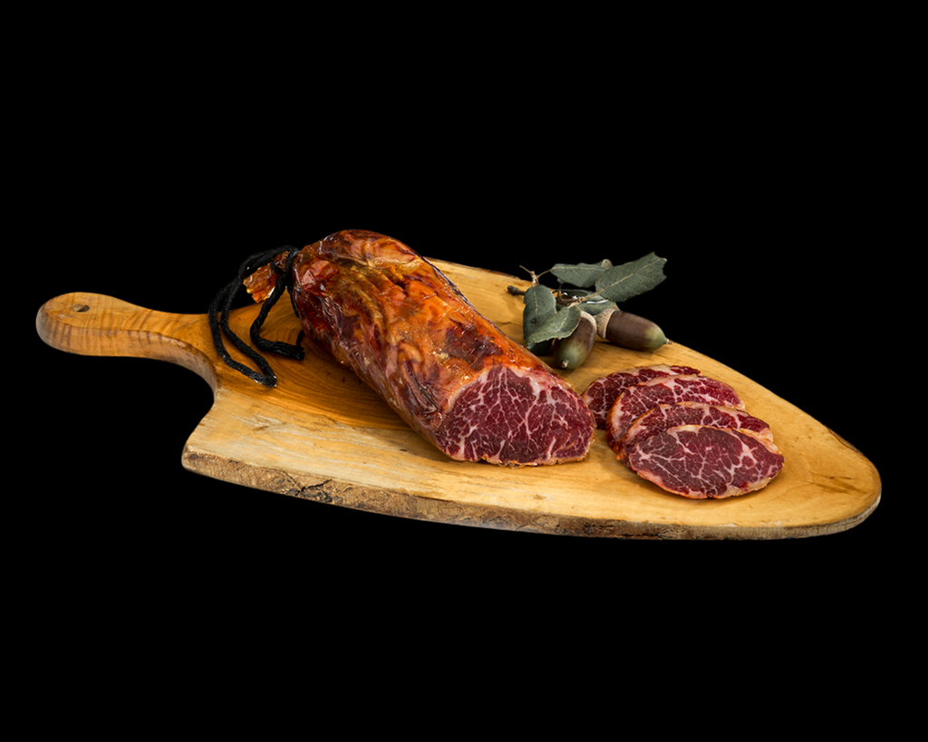 Se muestra un limito cortado con varias rodajas sobre una tabla de madera. El aspecto e muy apetecible, con sus ligeras vetas de grasa.