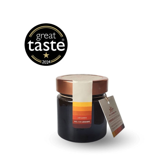 Se muestra un tarro de miel con su etiqueta y la etiqueta del premio recibido en el Great Taste Awards.