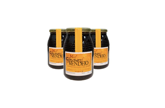 Se muestran 3 tarros de miel de 1kg de miel de la DOP Miel de Liébana sobre un fondo blanco.