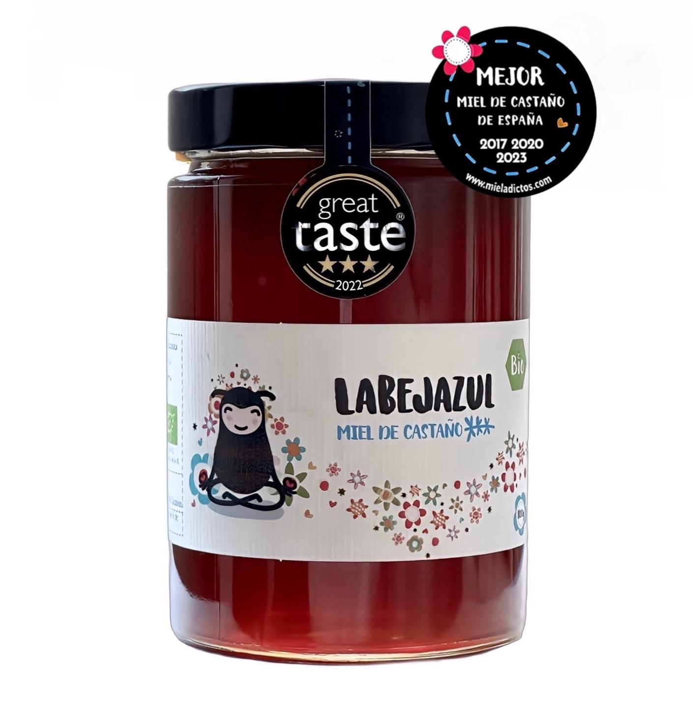 Se muestra un tarro de miel ecológica artesanal con la etiqueta del premio de 3 estrellas recibido en los Great Taste Awards.
