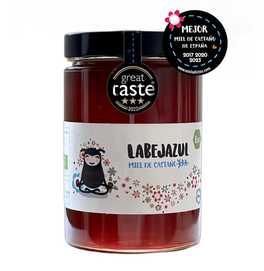 Se muestra un tarro de miel ecológica artesanal con la etiqueta del premio de 3 estrellas recibido en los Great Taste Awards.