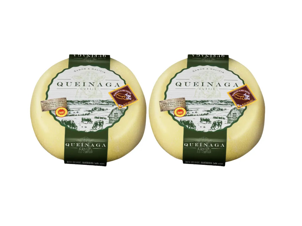Se muestran dos quesos Arzua - Ulloa sobre un fondo blanco.