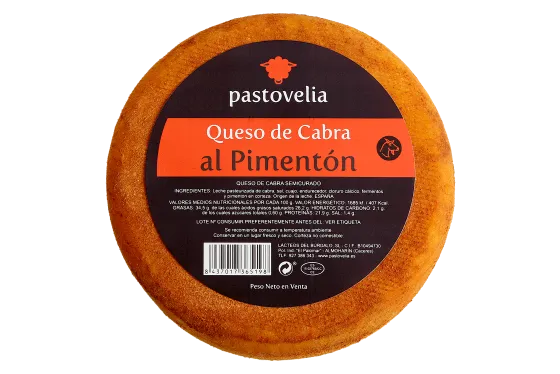 Se muestra un queso entero cubierto de pimentón con su etiqueta sobre la base superior.