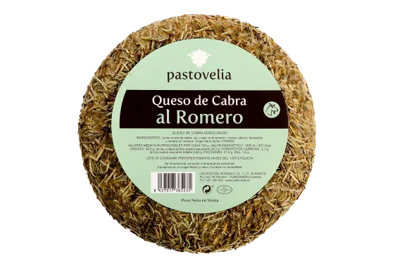 Se muestra un queso entero cubierto de romero con su etiqueta en la parte superior.