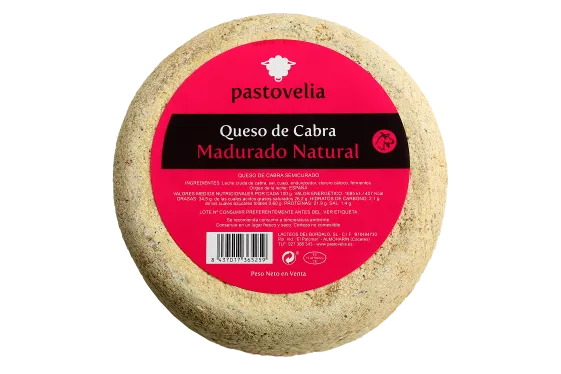 Se muestra un queso entero con su etiqueta sobre la base superior.