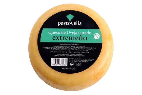 Queso de oveja entero con su etiqueta en la parte superior, donde se ve toda la información del queso.