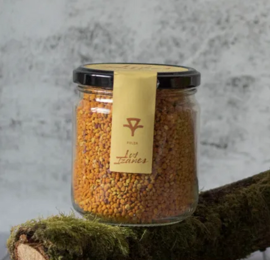 Se muestra un bote de cirstal con polen de abejas dentro.