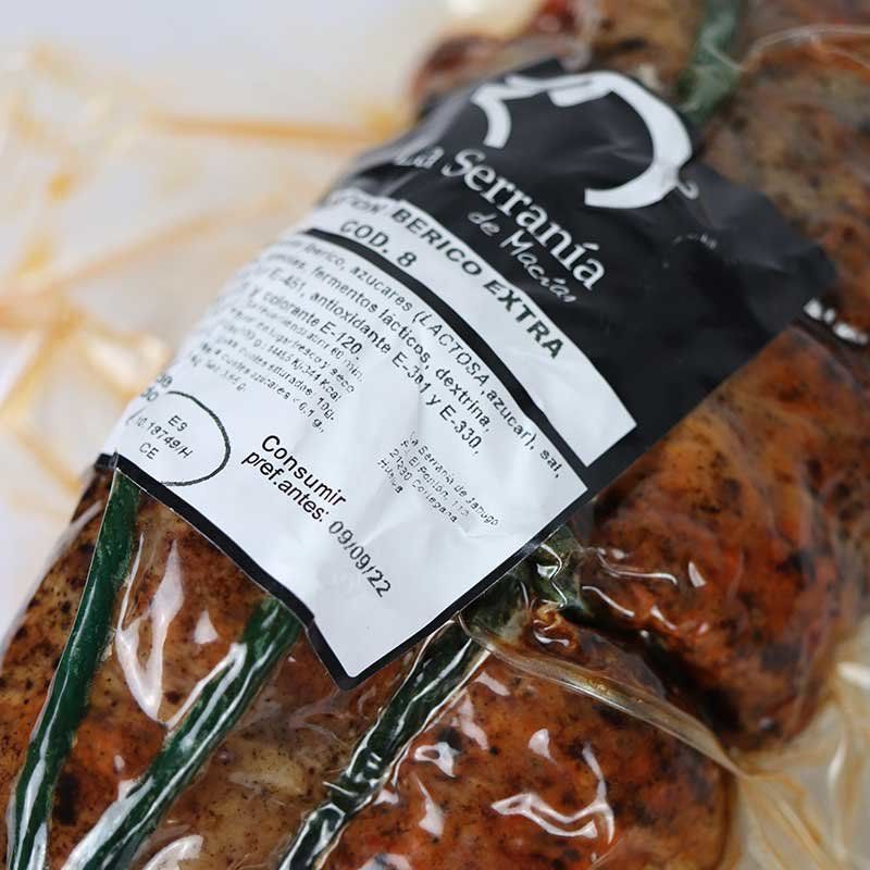 Se muestra un morcón envasado al vacío con la pegatina del productor.