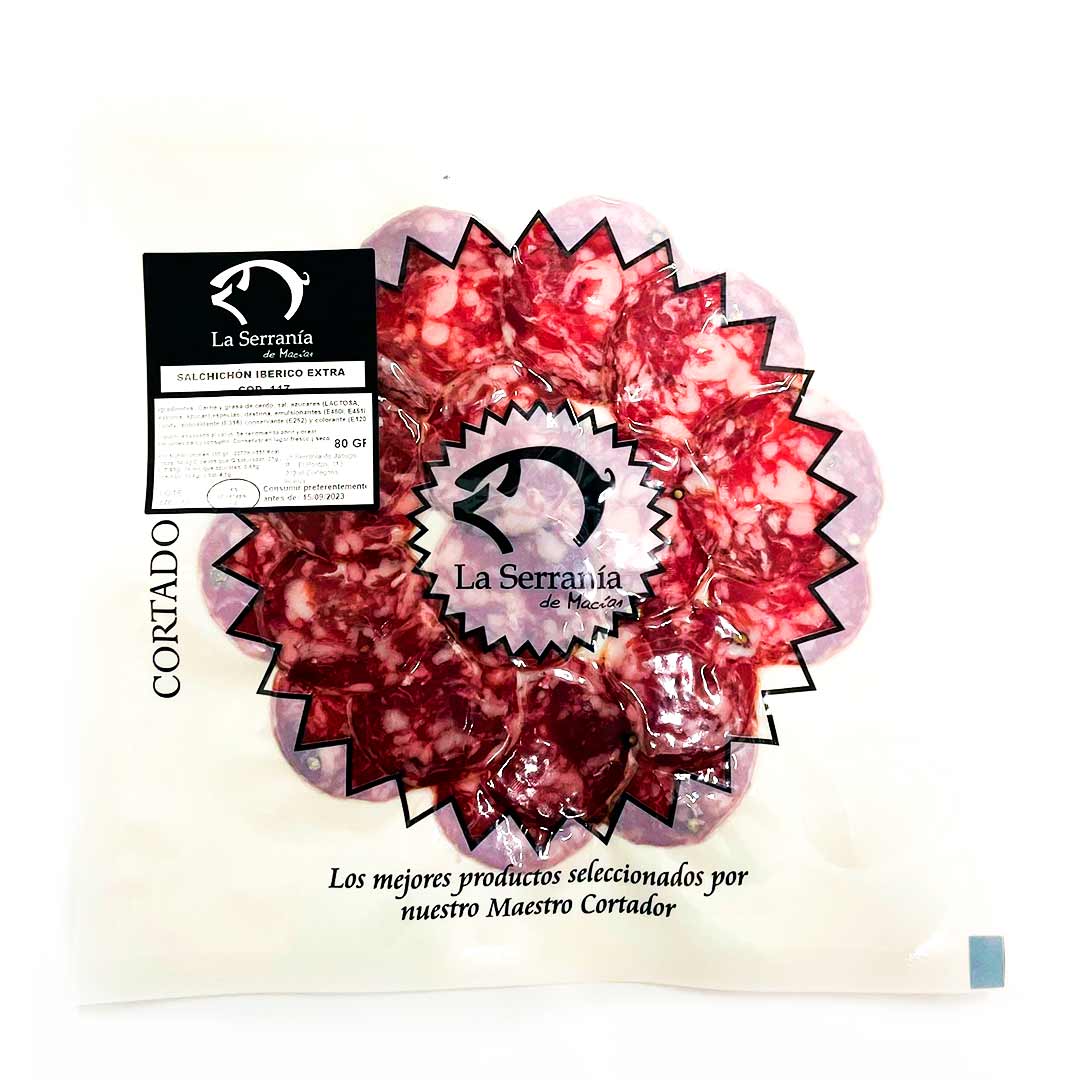 Se muestra un sobre de color blanco de salchichón ibérico con su etiqueta del productor.