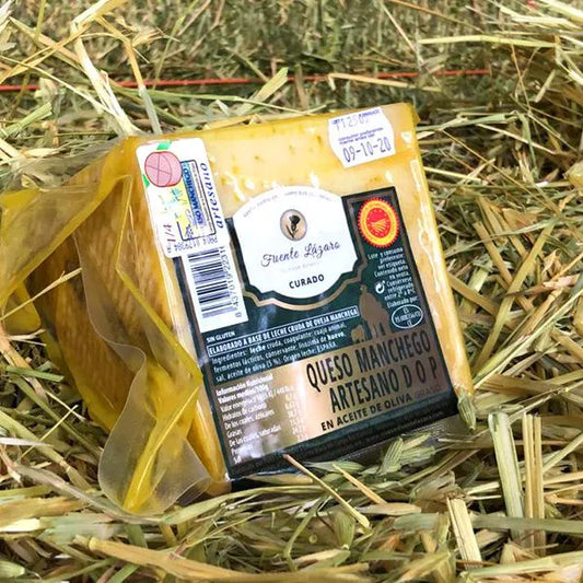 Se muestra una cuña de queso con aceite envasado al vacío.