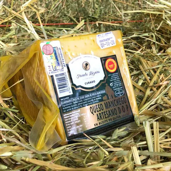 Se muestra una cuña de queso con aceite envasado al vacío.
