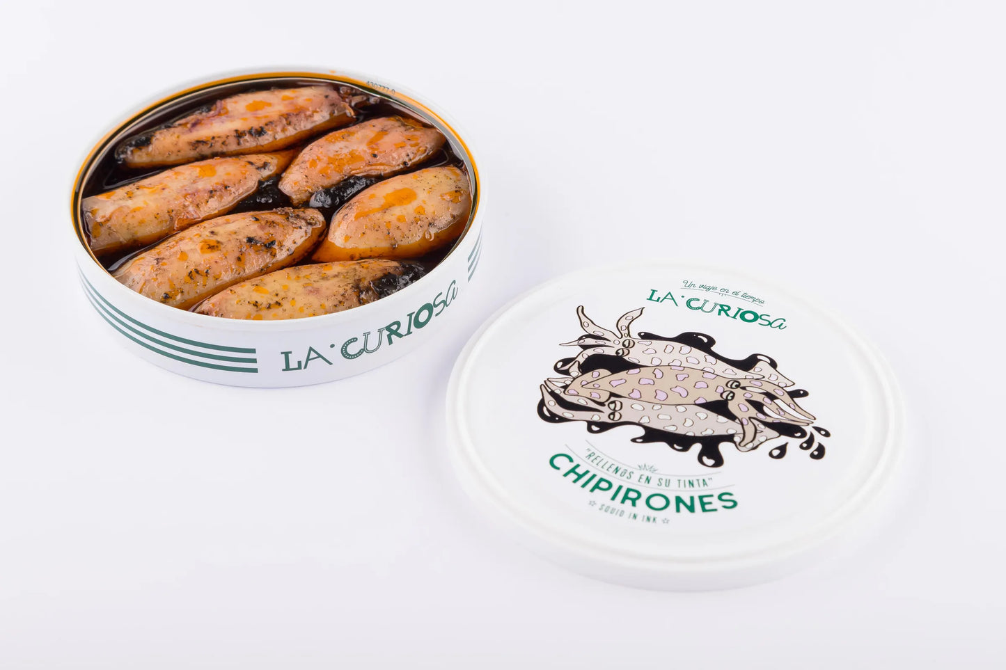 Se muestra una lata de chipirones con su tapa quitada. La lata es blanca con letras verdes.