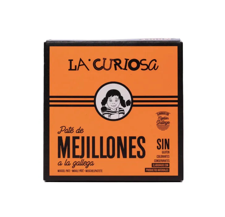 Se muestra la caja naranja de una lata de mejillones.