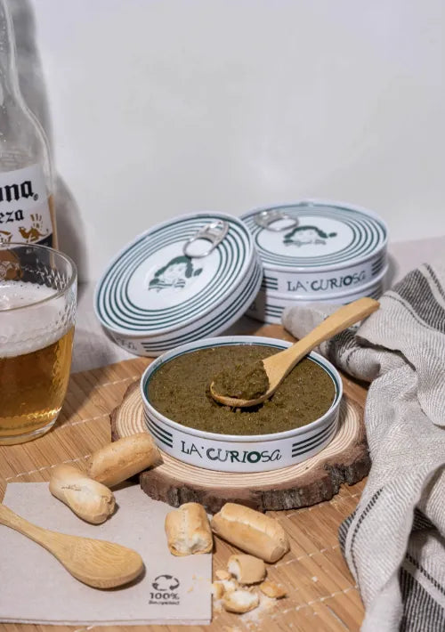 Se muestran varias latas de paté de mejillones, y una de ellas abierta.