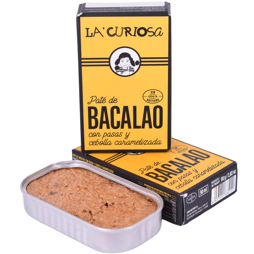 Se muestran dos cajas de paté de bacalao de color amarillo, y una lata sin tapa donde se muestra el paté.