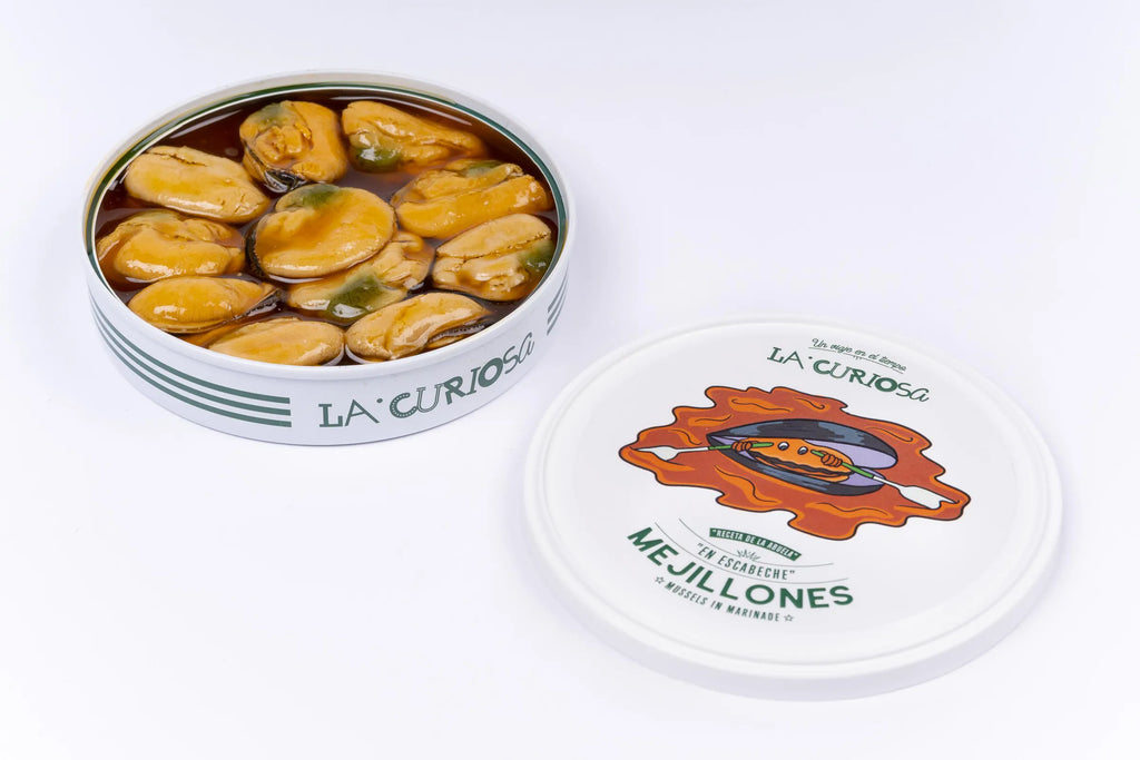 Se muestra una lata de mejillones con su tapa a la derecha de la imagen.