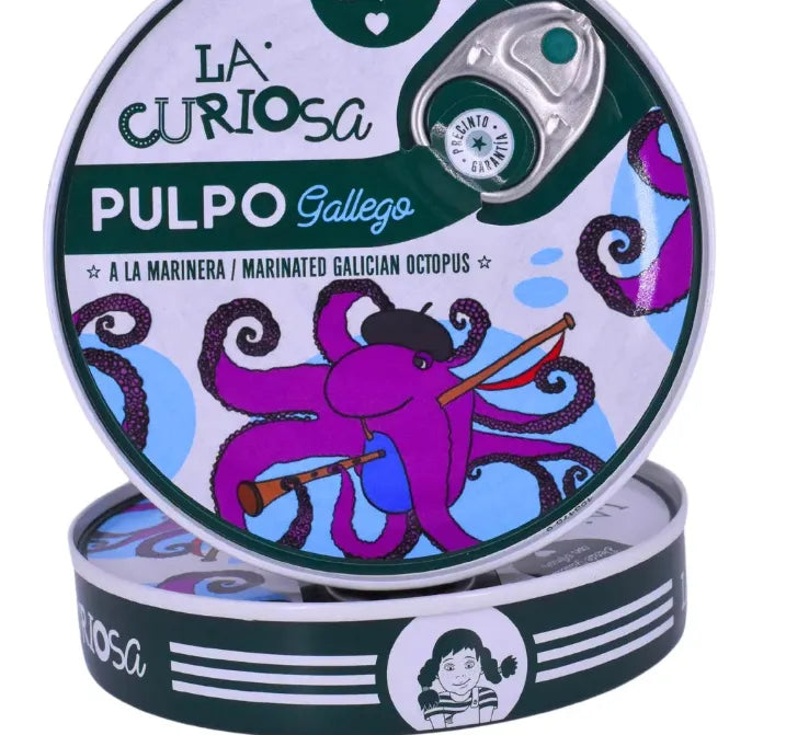 Se muestran dos latas de pulpo a la gallega con muchos colores y pintorescas.