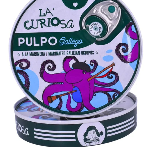 Se muestran dos latas de pulpo a la gallega con muchos colores y pintorescas.