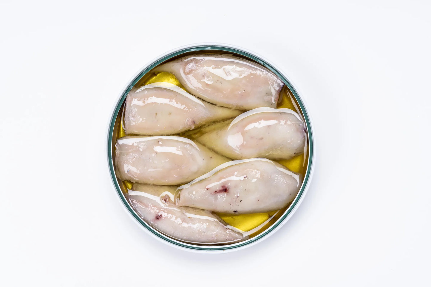 Se muestra una lata de chipirones sin tapa donde se ven los chipirones en salsa.