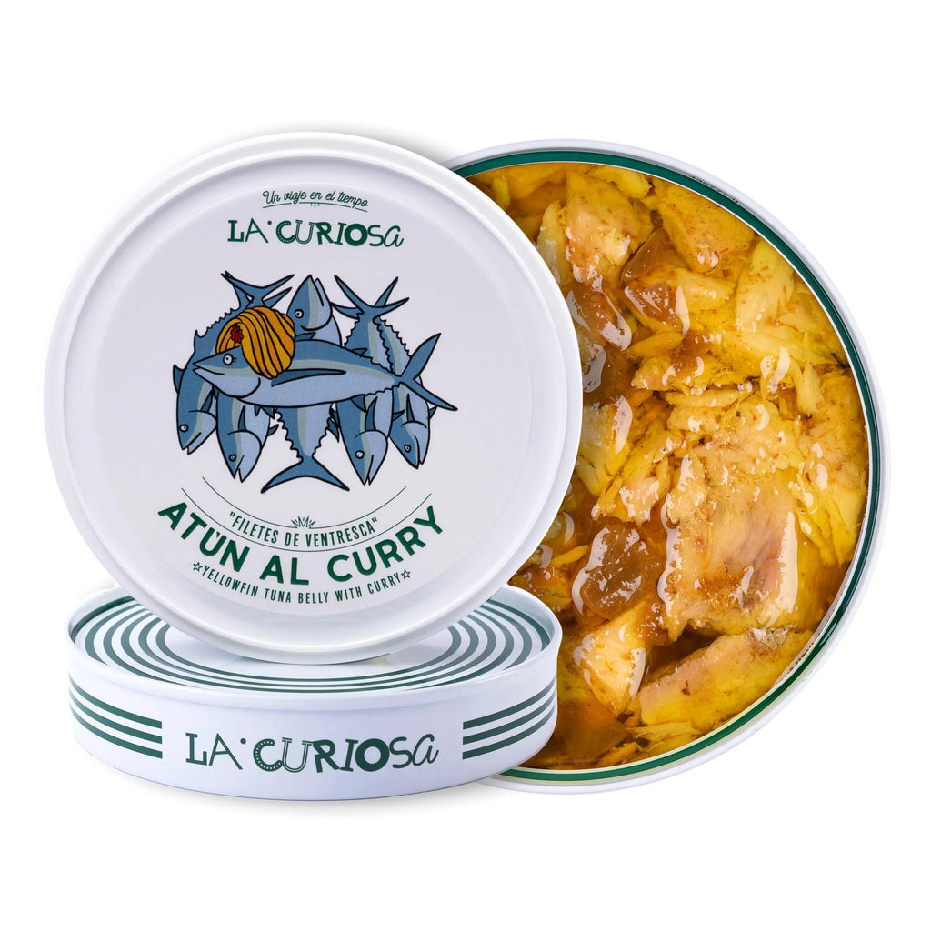 Se muestra una lata de atún al curry con salsa muy apetecible y amarilla. La lata está abierta y se muestra el contenido.