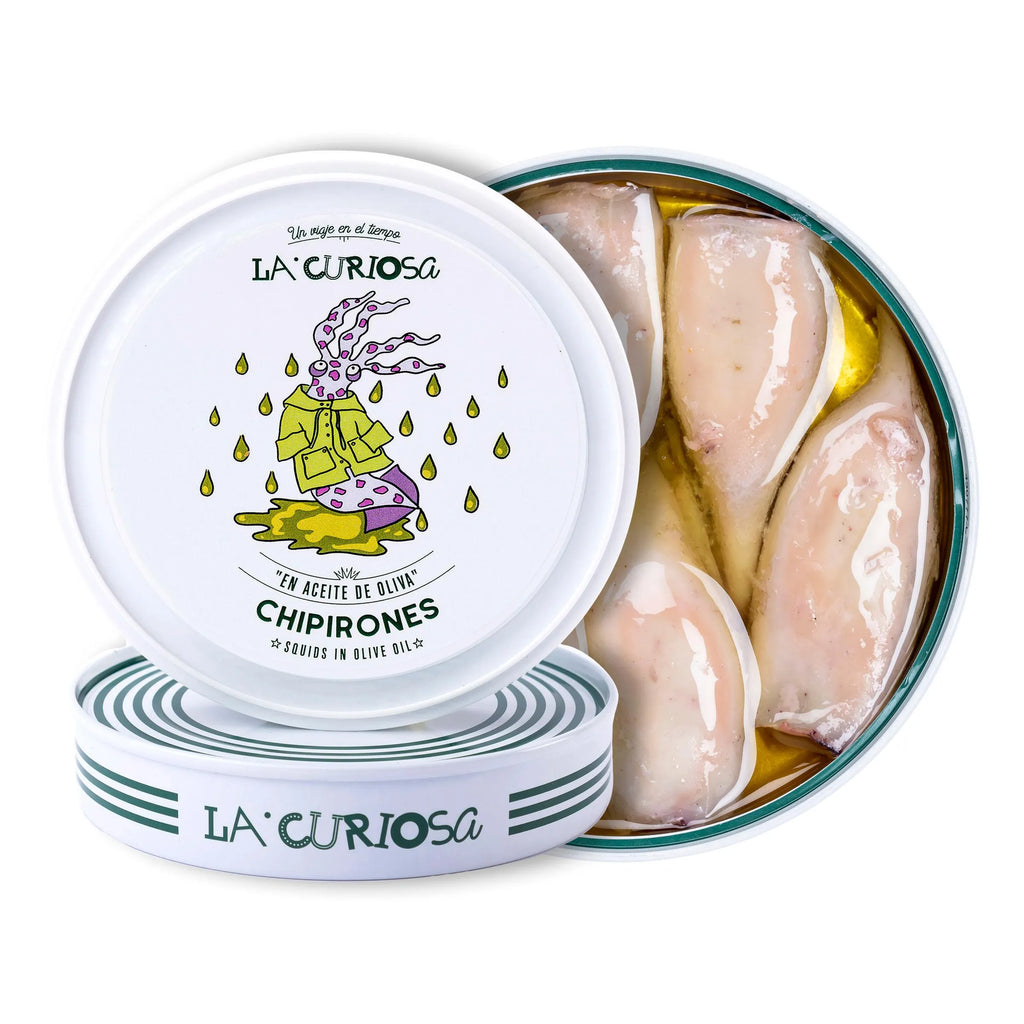 Se muestran dos latas de chipirones, y una de ellas no tiene tapa y se ven los chipirones.