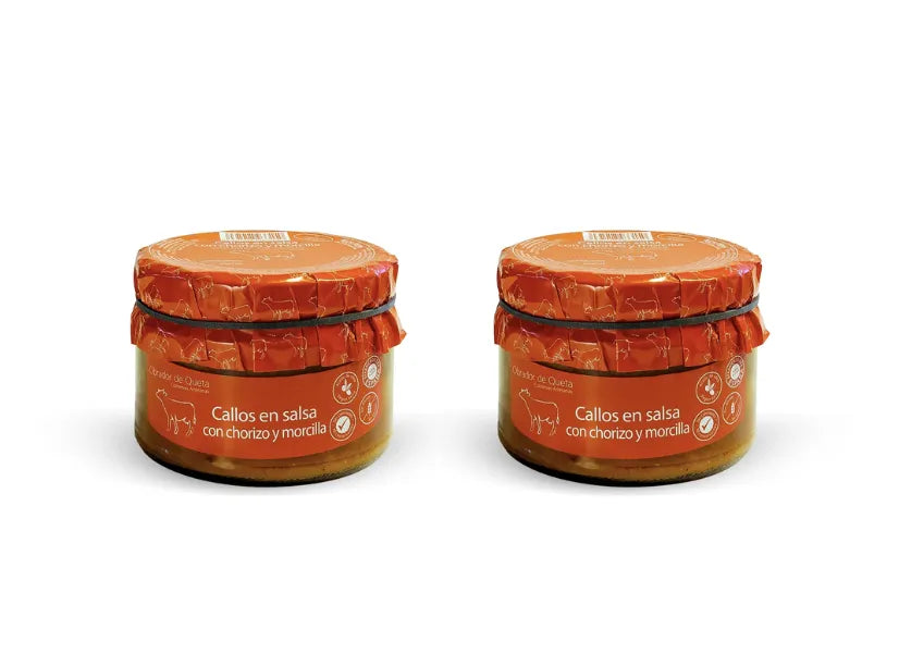 Se muestran dos botes de conservas artesanales de callos con su etiqueta y precinto de color naranja sobre la base superior del bote.