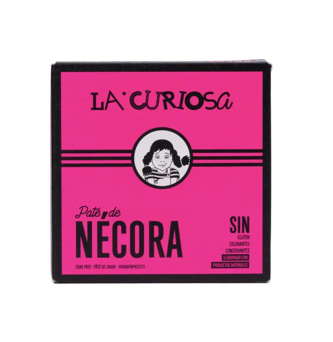 Se muestra una caja de paté de nécora de color rosa.