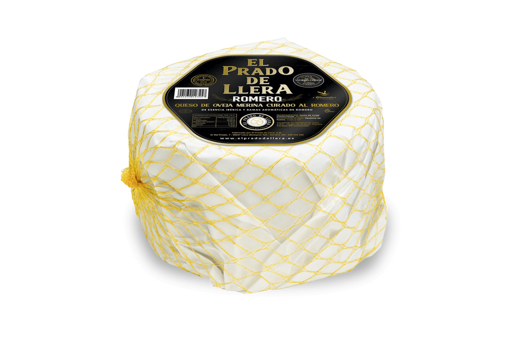 Se muestra el queso Prado de Llera al romero envuelto en un papel blanco y con una malla dorada. Tiene su etiqueta negra en la parte superior del queso.