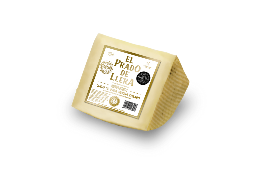 Se muestra una cuña del queso Prado de Llera Origen, con su etiqueta en el costado.