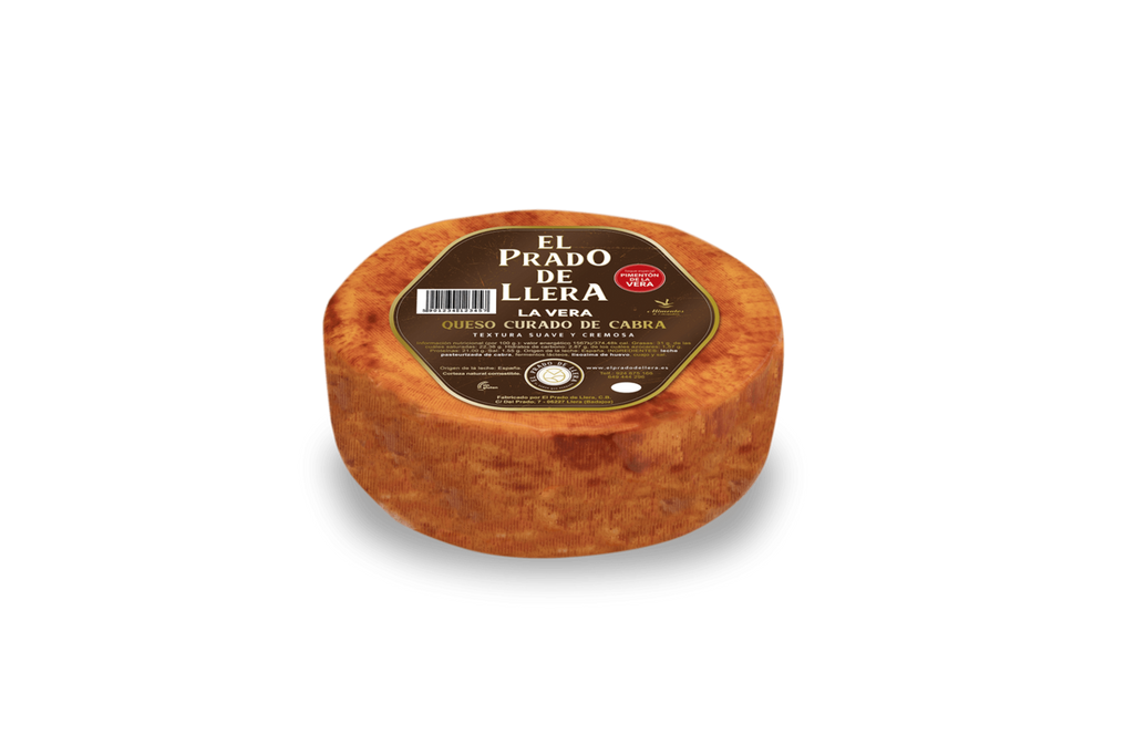 Se muestra el queso con su corteza rojiza por el pimentón con su etiqueta marrón en la parte superior del queso.