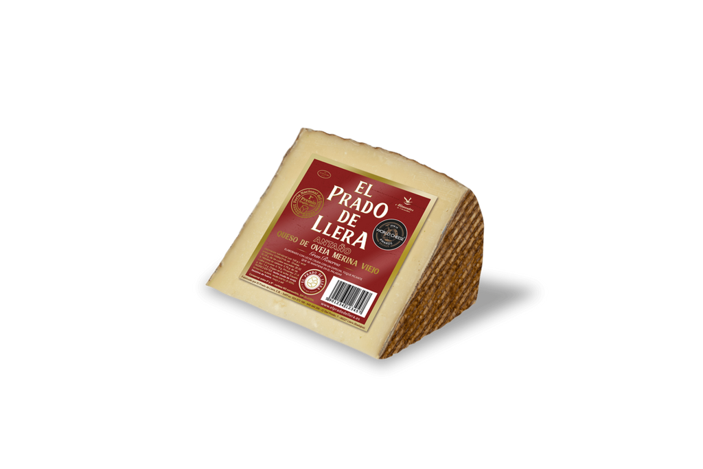 Se muestra una cuña pequeña del queso viejo gran reserva con su etiqueta en un costado
