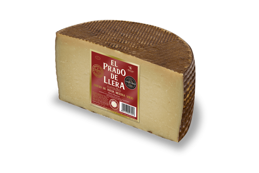 Se muestra medio queso viejo gran reserva con su etiqueta