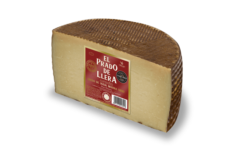 Se muestra medio queso viejo gran reserva con su etiqueta
