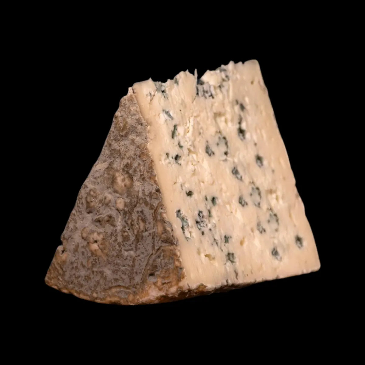 Sobre un fondo negro, se muestra una cuña de queso al que se le ven los diversos agujeros y hongos del queso.